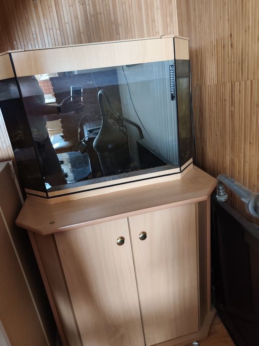 Аквариум вместе с тумбой