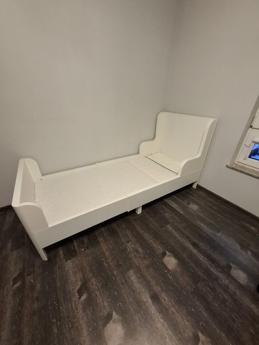 Regulowane białe łóżko