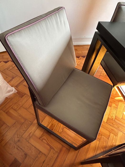 Mesa quadrada de jantar e 8 cadeiras