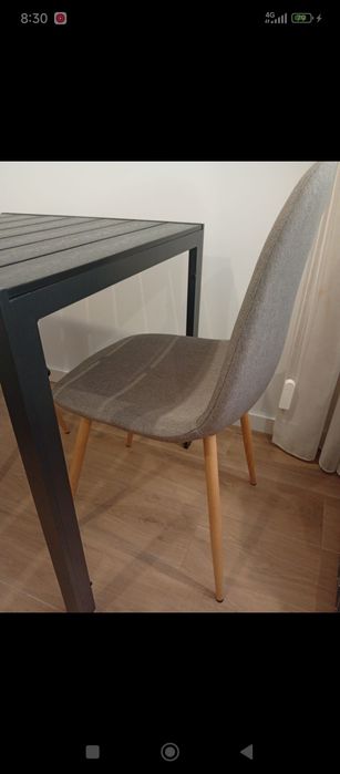 Mesa quadrada metal e 2 cadeiras em tecido cinzento