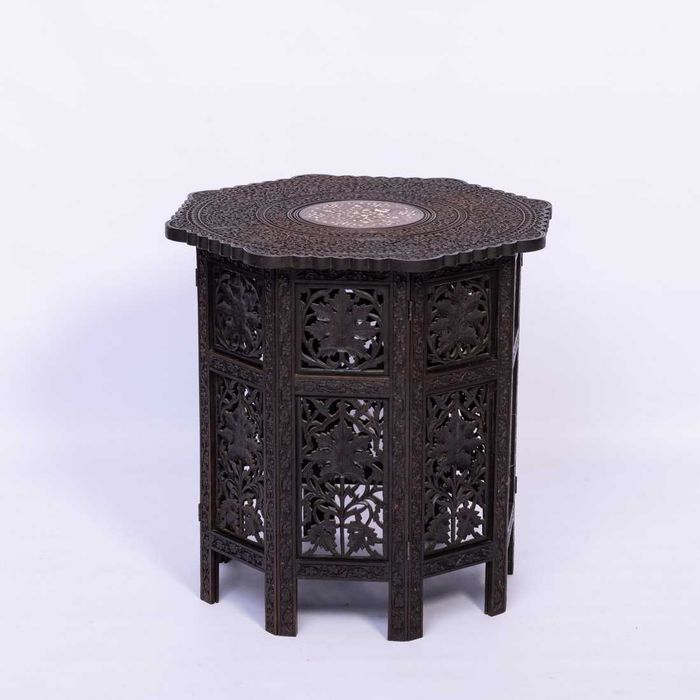 Mesa de encostar em raiz de nogueira
