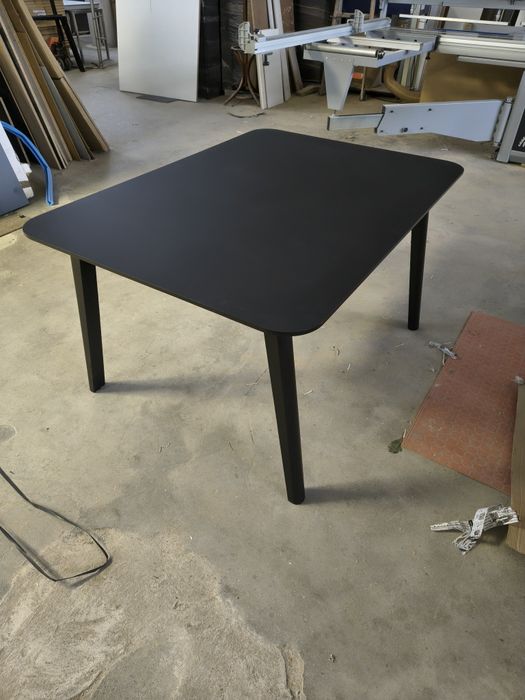 Stół czarny drewniany narbutas