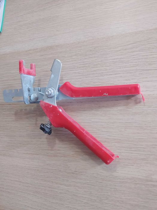 Szczypce do systemu poziomowania płytek