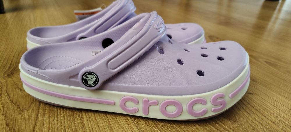 Nowe lawendowe klapki CROCS z napisem rozm.39, wkładka 25cm