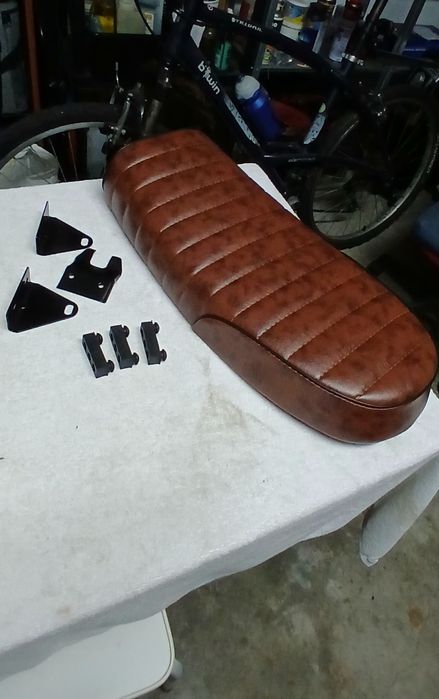 Banco para mota, universal, café racer/scrambler/brat style.