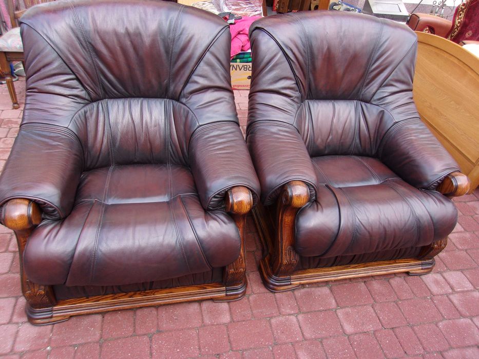 Dwa fotele skóra  stelażu dębowym.Ciemny brąz