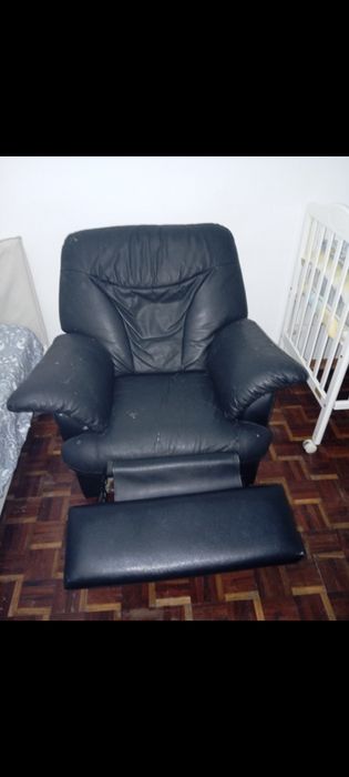 Poltrona reclinável funcionando preta couro falso