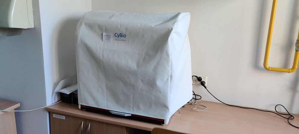 Stacja pipetująca wraz z pipetami, wyposażenie laboratorium