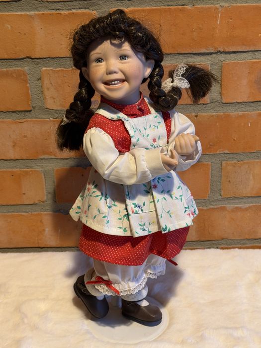 Lalka porcelanowa sygnowana