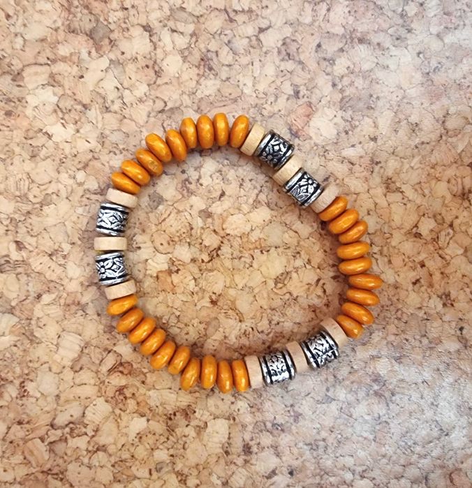 Pulseira laranja, castanha clara e cinzenta
