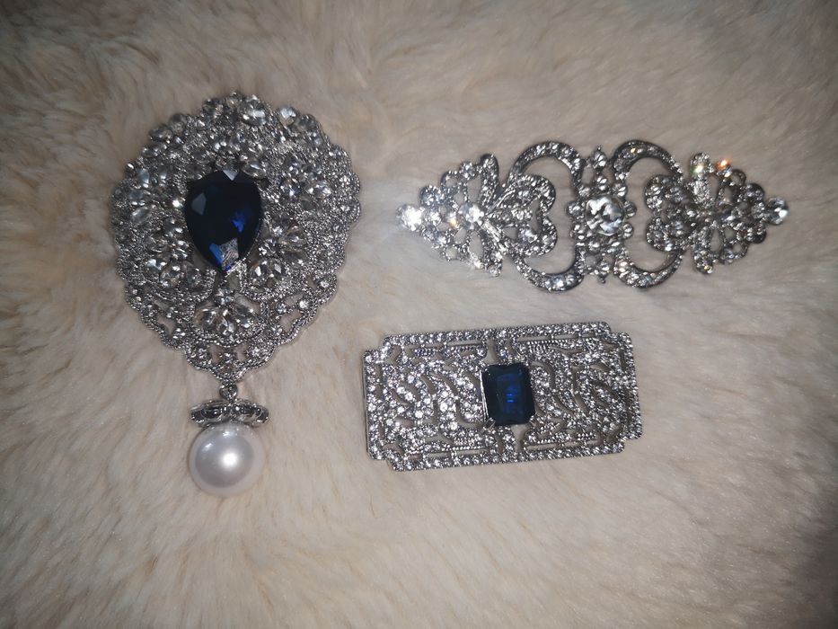 Przepiękna, duża brosza, z cyrkoniami.