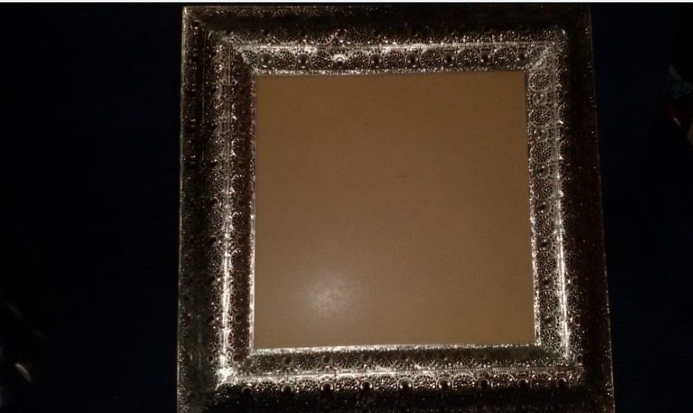 Entirely handcrafted silver frame.446402746501058561