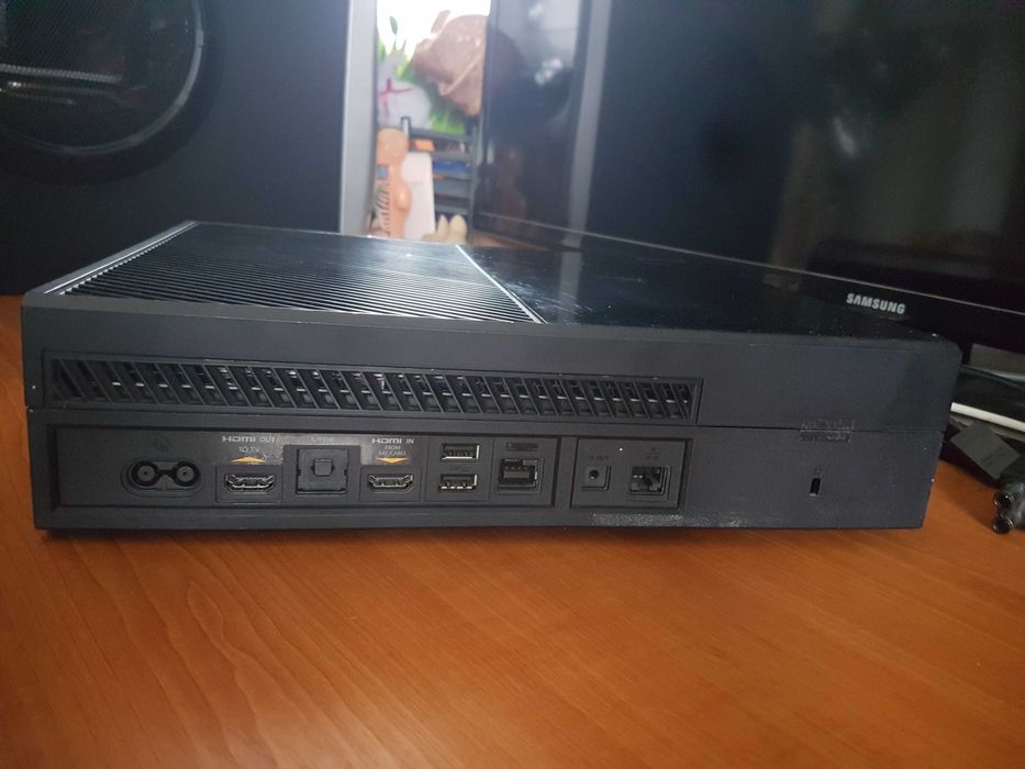 Xbox One тільки сама приставка без нічого