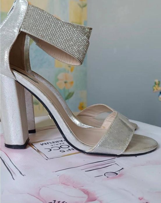 Фірмові босоніжки, каблуки преміум класу.Туфлі босоніжки quiz shoes zize 8-41сріблястого кольору для вечірок/коктейлів-26,7 см.