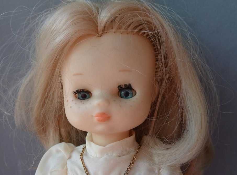 Vintage Famosa Lesly Doll with Original Clothing
