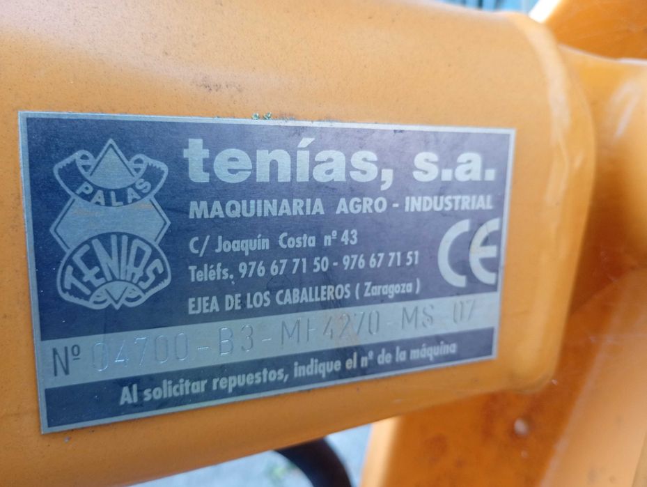 Carregador frontal tênias