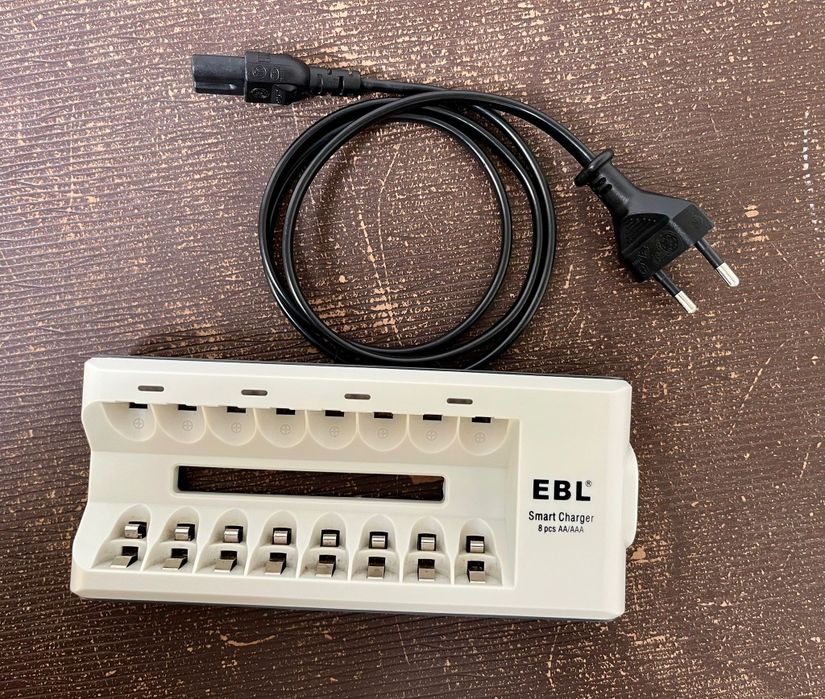 Carregador EBL p/ pilhas recarregáveis AA/AAA #8 slots #como novo