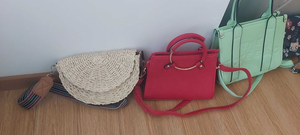 Vendo bolsas senhora como novas.