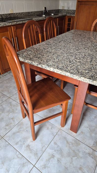 Mobilia de cozinha, mesa, cadeiras e eletrodomésticos