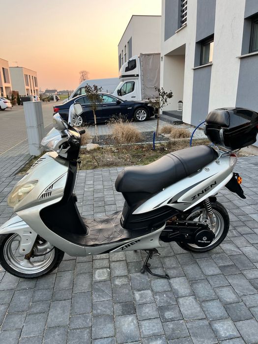 Skuter Znen 2008 + 2 kaski