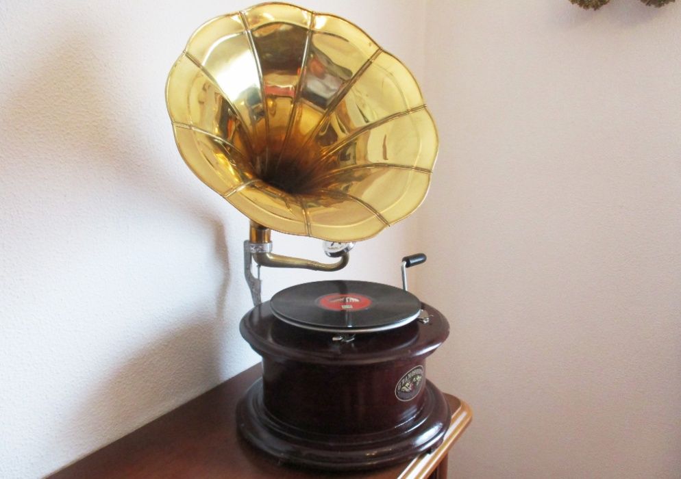 Grafonola em madeira – gramofone a funcionar muito bem