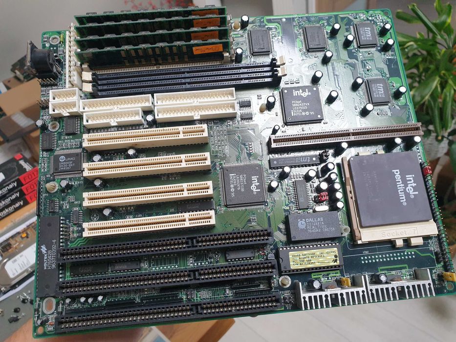 Retro Shuttle HOT-557 v1.32 ISA + 4 kości ramu Płyta główna Socket 7