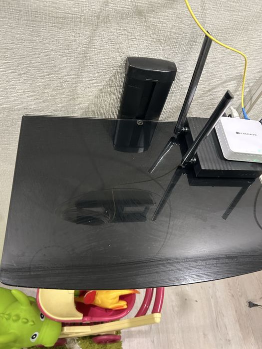 Стеклянная настенная полка