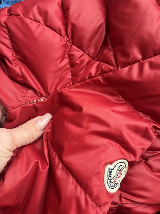 Жіночий пуховий плащ Moncler червоного кольору