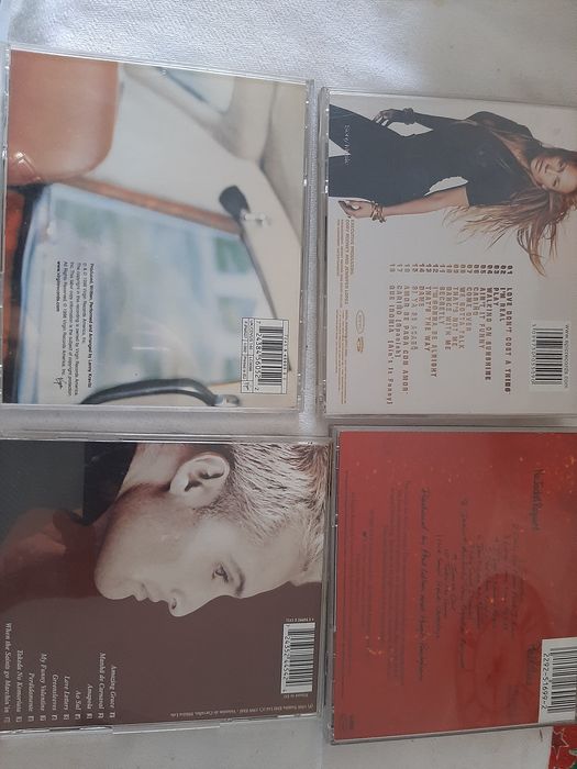 C. d. música originais como novos