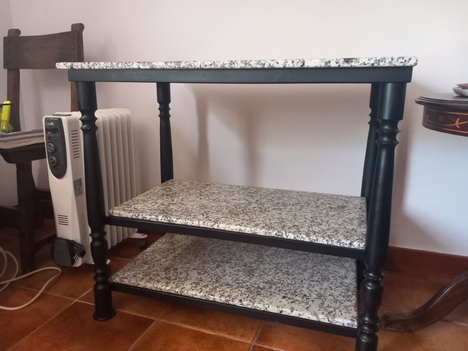 Mesa em ferro e granito