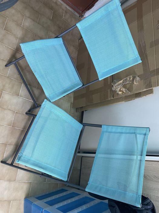 Mesa e cadeira de jardim