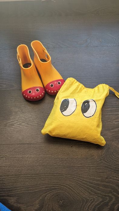 Дощовик та чоботи