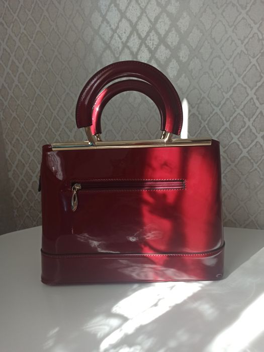 Сумка лакована червона