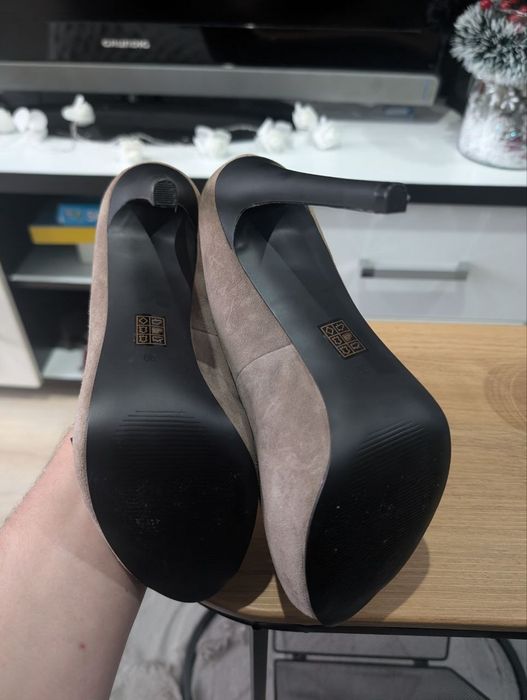 Buty szpilki GUESS rozmiar 39 kolor OKHAK