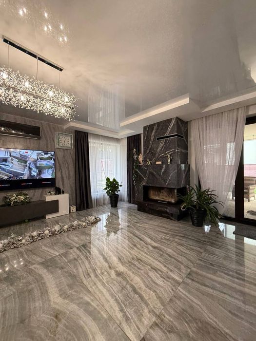 Продаж будинку з басейном та видом