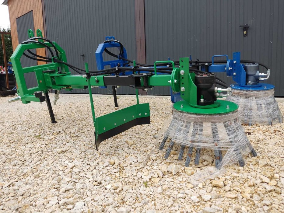 Odchwaszczacz hydrauliczny do kostki krawężników szczotka
