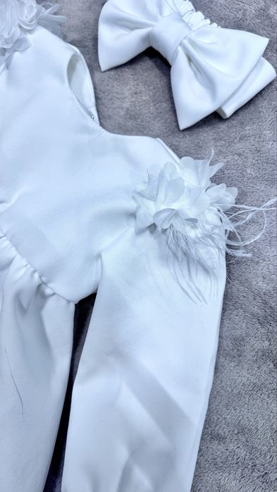 Сукня  для новонародженої з квітами та пір’ям