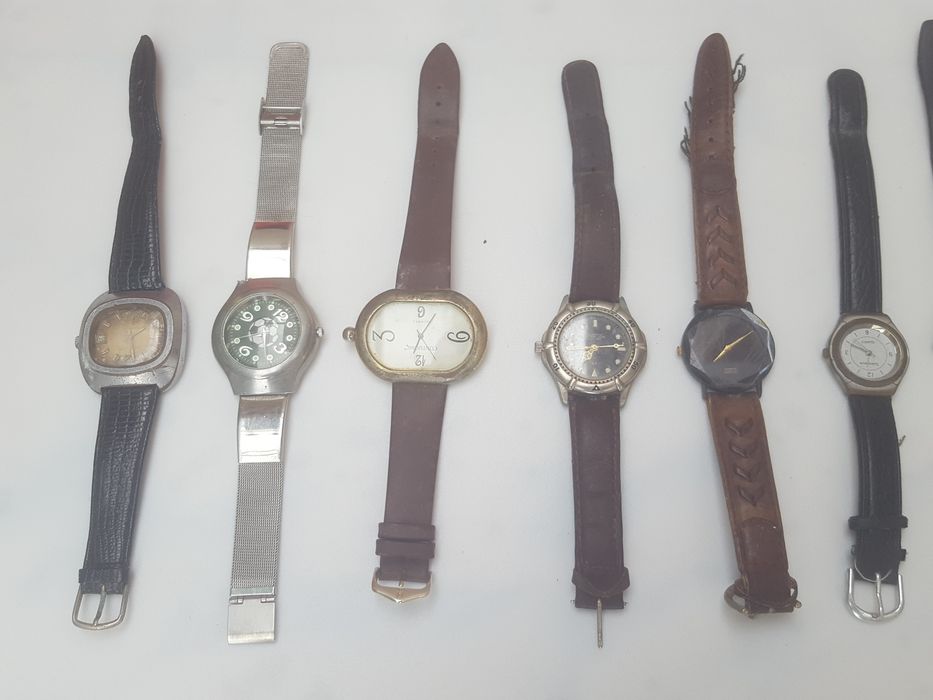 Lote 11 relógios  de pulso  80€