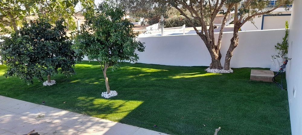 Montagem de piscinas desmontáveis aço e madeira aplicação relva e deck