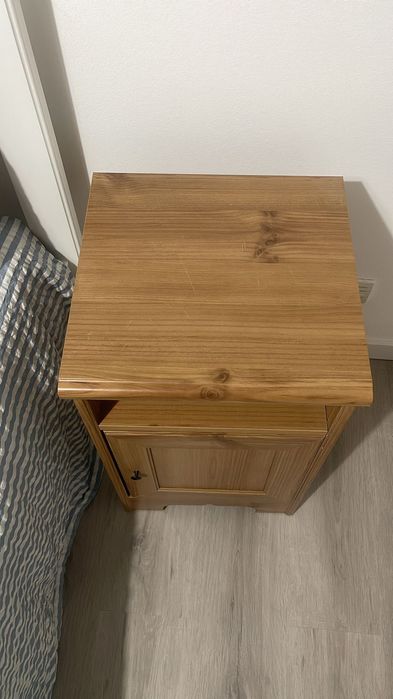 Mesinha de cabeceira e cómoda