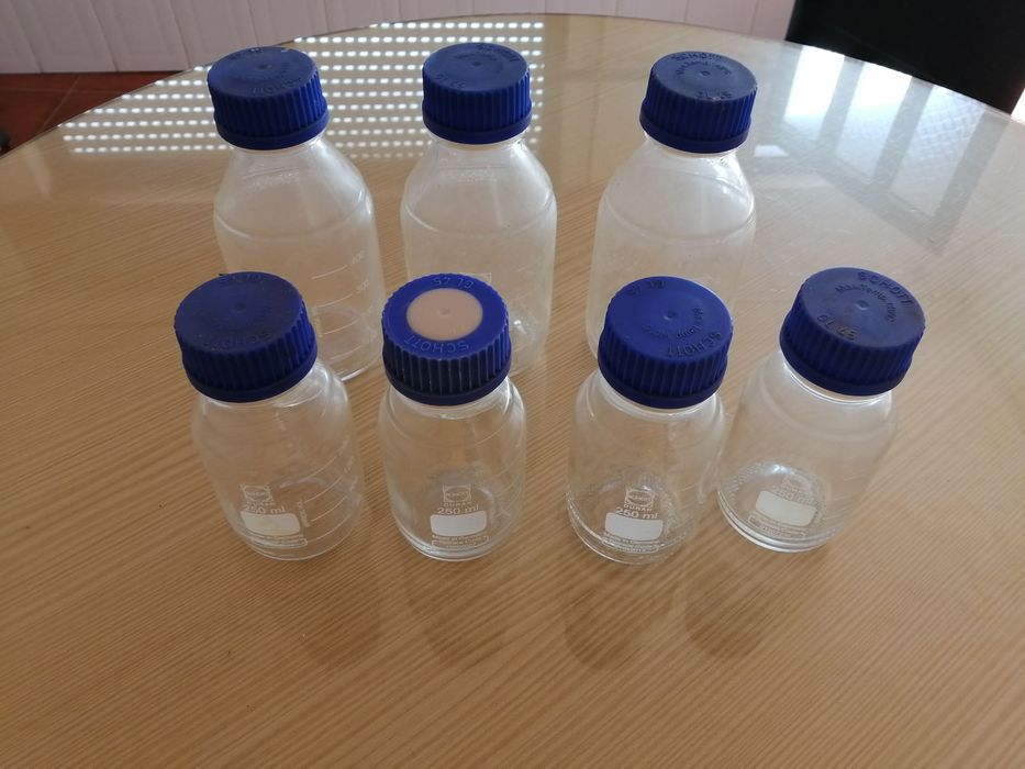 lote de frascos de laboratório para químicos