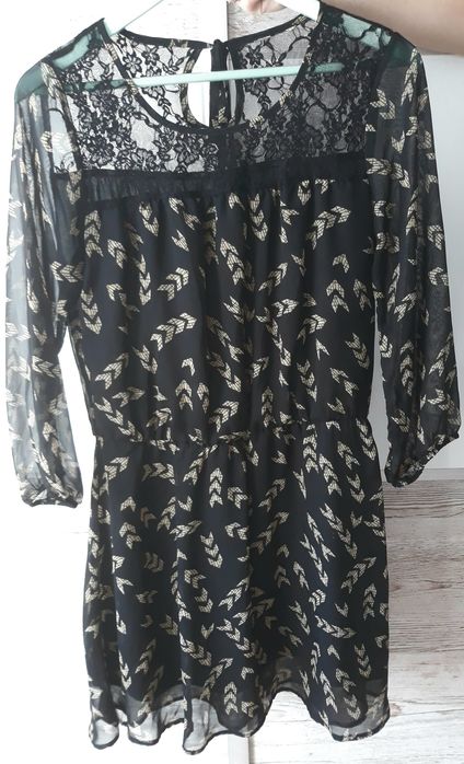 Zwiewna krótka sukienka z koronkową wstawką