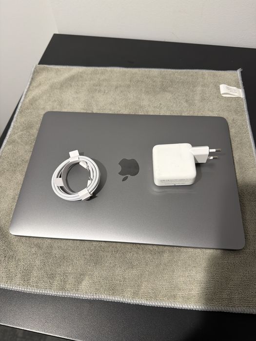MacBook Pro 13” M1 / 8GB / 256GB — Stan idealny, bateria 100