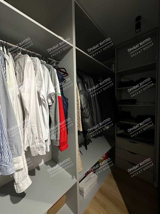 Трикімнатна квартира в сучасному будинку з дизайнерським ремонтом