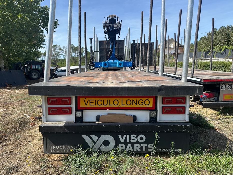 Semi reboque com grua florestal