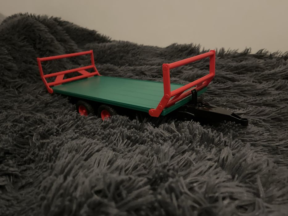 Przyczepa z balotami