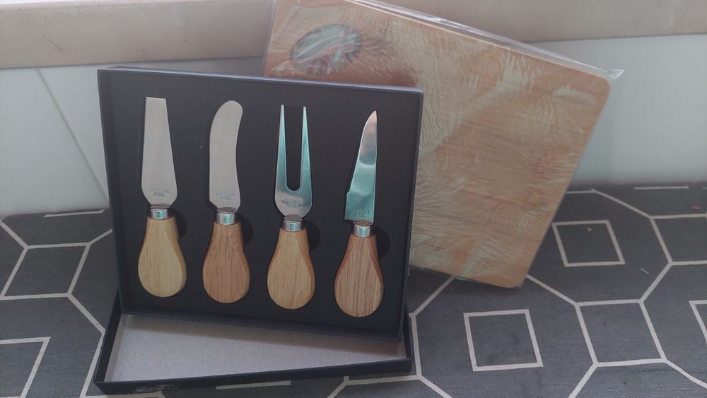 Conjunto de facas para queijo  e uma tábua de corte