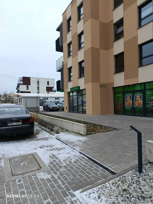 Jednoosobowy pokój w nowoczesnym apartamentowcu.