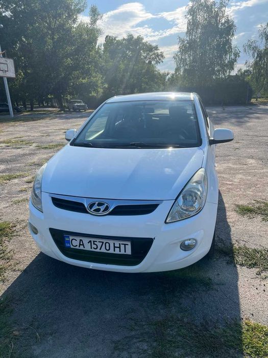 продаж автомобіля Hyundai i20 2010