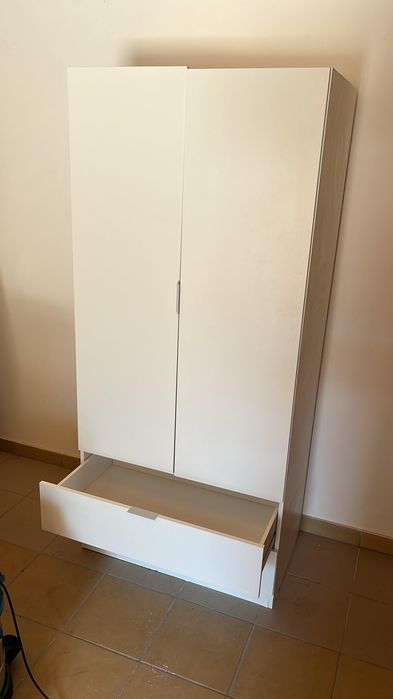 Roupeiro em kit branco com 2 portas de bater e 2 gavetas 180x81,2x52 cm